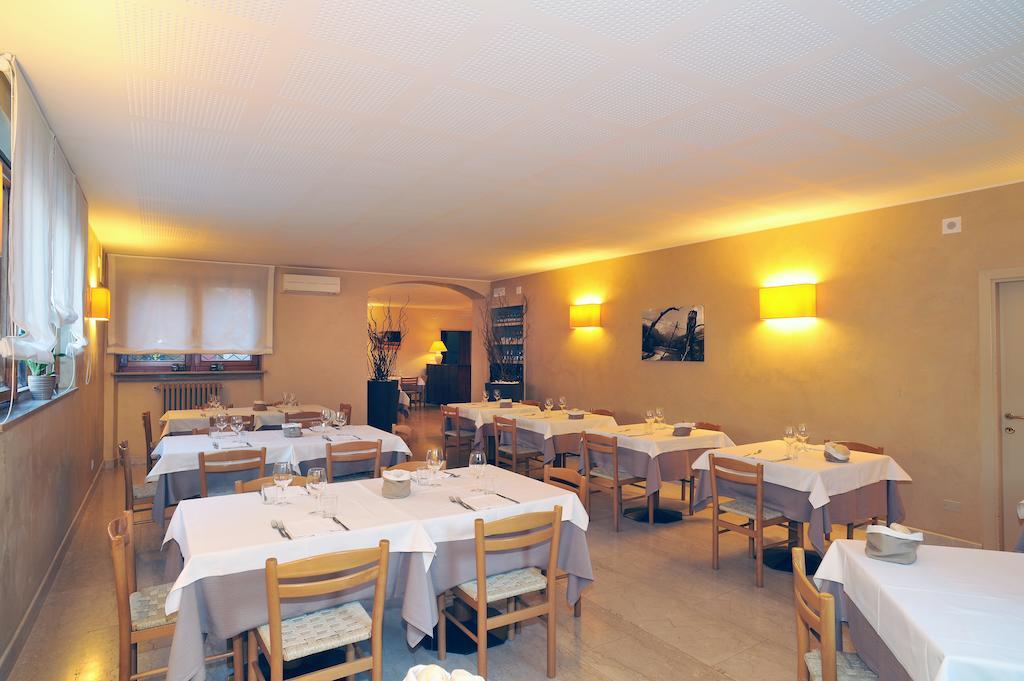 Dolcè Albergo Croce D'Oro מראה חיצוני תמונה